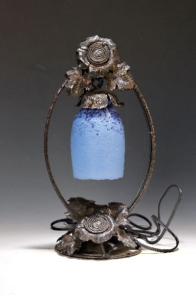 Tischlampe, A. Delatte, 1920er Jahre, schmiedeeiserne Montur mit Blattwerk, Schirm mit blauen Einpuderungen, sign., Elektr. nicht geprüft, H. ca. ...