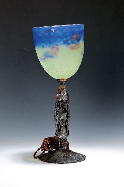 Tischlampe, sign. Degué, um 1920-30, Eisenfuß mit Efeublattdekor, Schirm sign., mit grünen, blauen und orangefarbenen Einpuderungen, nach oben ...