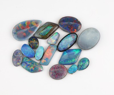 Lot lose Opale, Dubletten und Tripletten, ca. 66.22 ct, versch. Formen