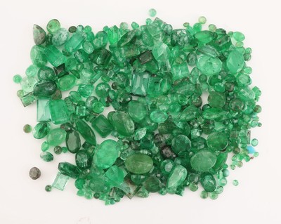Lot lose Smaragde, zus. ca. 81.0 ct, versch. Schliffformen, Größen und Farbnuancen, Ausfassware teilw. besch.