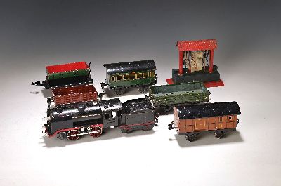 Konvolut Modelleisenbahnen Spur 0, Märklin, Blech, Tender-Lokomotive R 900 (mit R 909), 3 Personenwägen 2x 17210 und 17190 in grün, ...