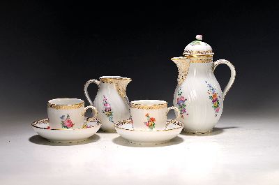 6-tlg. Kaffeeservice, KPM Berlin, Anfang 20.Jh., Porzellan, Reliefzierrat, goldstaffiert, Blumenmalerei, 2 Tassen mit UT, Kaffeekännchen, ...