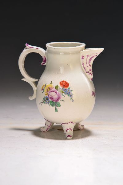 Kännchen im Stil von Frankenthal, Fulda, 19.Jh., Porzellan, Blumenmalerei, vollflächig restauriert, H. 11.5 cm