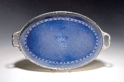 Ovales Tablett, Frankreich, um 1900, Metall versilbert mit Kreuzbanddekor, mittig mattierte Glasplatte mit geschliffener Krone und Buchstaben NGI, ...