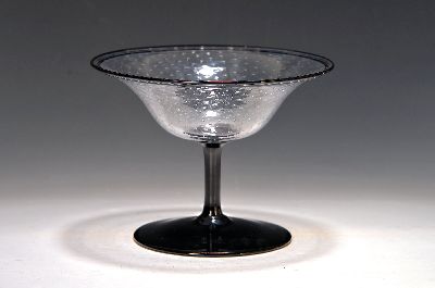 Fußschale, Art Verrier St. Louis, um 1930, dunkler Fuß, farblose Kuppa mit eingestochenen Luftblasen und aufgesetztem schwarzem Doppelrand, H. ca. ...