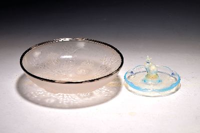 2 Teile Glas, Sabino Paris, 1930er Jahre, 1x Schale, Formglas mit reliefierten Korall- und Seeigelformen, Metallrand, H. ca. 6cm, D. ca. 22cm, ...