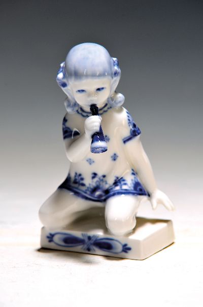 Porzellanfigur, Kgl. Kopenhagen, Modellnr. 4796, Mädchen mit Flöte, blaue Bemalung unter der Glasur, H. ca. 10cm