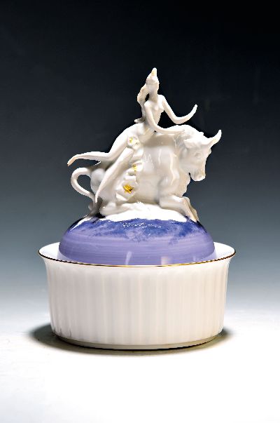 Deckeldose "Europa", Meissen, Entwurf Peter Strang 1993, Deckel mit Figurenaufsatz, Raub der Europa, sparsame Goldstaffage, monogr. P.S., ...