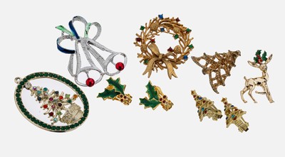 Konvolut Modeschmuck, USA 1950er-60er Jahre, best. aus: 1 Paar Ohrclips, Tannenbaum, bunter Strassbesatz, 1 Brosche in Form eines Tannenbaums, 1 ...