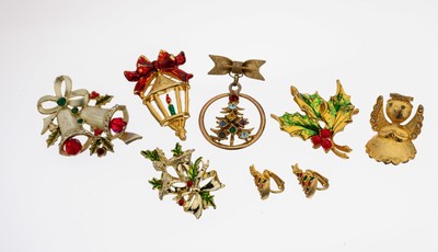 Konvolut Modeschmuck, USA 1950er-60er Jahre, best. aus: Brosche, Laterne mit Schleife, Hartlack Grün und Rot, 1 Brosche, Schleife runde bewegl. ...