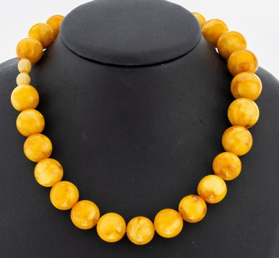 Bernstein-Collier, Butterscotch -Bernsteinkugeln im Verlauf, D. ca. 14.5-16.1 mm, L. ca. 56 cm, Schraubschließe, ca. 69.3 g