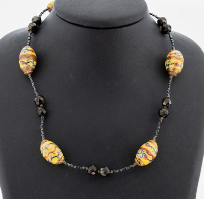 Murano-Collier, um 1930, olivenf. Glieder aus buntem Glas, Zwischenglieder aus facett. schwarzem Glas, in der Farbe leicht changierend, L. ca. 141 ...