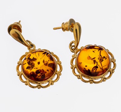 Paar Ohrstecker mit Bernstein Fassung Silber vergoldet, 2 runde Bernstein- Cabochons mit winzigen Inclusen, Durchm. ca. 11.9 mm, L. ca. 2.6 cm