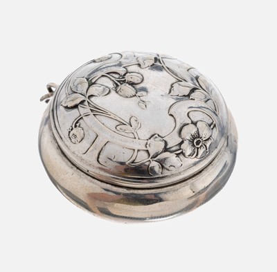Jugendstil Pillendose, um 1900, Silber gepr., runde Grundform, Deckel mit reliefiertem floralem Dekor, organisch fließende Linien, asymmetrische ...