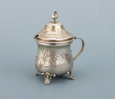 Senftöpfchen, um 1880-90, Silber gepr., innen verg., Rokoko-Ornamentik, auf 4 Füßen, Klappdeckel mit Knauf, schöner Kontrast zwischen mattierter ...