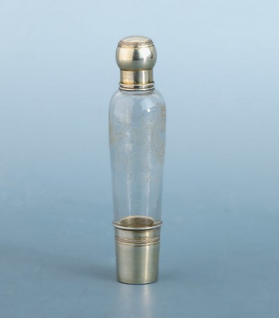 Reiseflakon, Frankreich um 1900, 950er Silber, konischer Glaskorpus, geätztes Dekor, Monturen Silber teilverg., orig. Glasstöpsel, H. ca. 15 cm