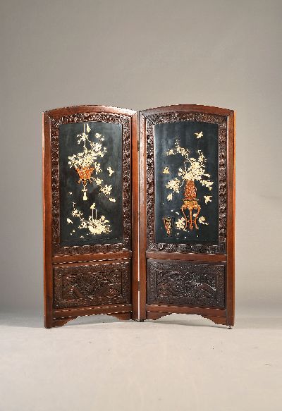 2-teiliger Paravent, Japan, Meiji Zeit (1868- 1912), Rotholz, innen Schwarzlack mit aufgelegten Schnitzereien in Elfenbein, Bein, Sandelholz und ...
