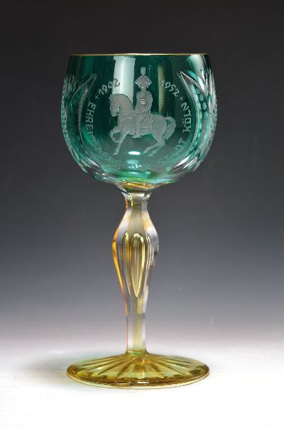 Pokal der Ehrengarde der Stadt Köln, 1952, Kristallglas, Fuß gelb, Kuppa grün überfangen geschnitten und geschliffen, Inschrift, Goldrand, H. ca. ...