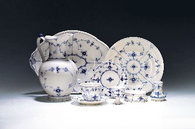 Kaffeeservice, Kgl. Kopenhagen, Dekor mit Blaumalerei unter der Glasur, Milchkrug, 5 Kuchenteller, 8 Tassen mit 7 Untertassen, 3 Fingerschälchen, 2 ...