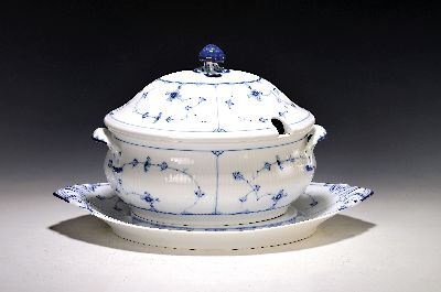 Große Deckelterrine mit Unterteller, Kgl. Kopenhagen, Dekor Musselmalet glatt, Deckelbekrönung in Form einer Qualle, blaue Bemalung unter der ...