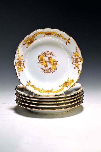 6 Kuchenteller, Meissen, Pfeifferzeit um 1924-33, 1. Wahl, Dekor gelber Hofdrache goldschattiert, Goldrand, D. ca. 17.5cm