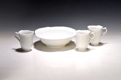 6 Bechertassen und eine Schale, Meissen, Dekor Wellenspiel, weiß, vier Glasurstriche, H. ca. 9cm, D. Schale ca. 22cm