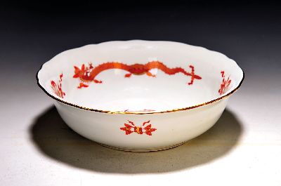 Große runde Schale, Meissen, um 1900-1924, Porzellan, Dekor roter Hofdrache goldschattiert, Goldrand, H. ca. 8cm, D. ca. 28cm, leichte Gebr.spuren