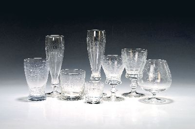 Trinkglas-Service, Theresienthal, 20. Jh., farbloses Glas, Kuppa fein geschliffen mit Blumen und Vögel, 8 Sektgläser, 7 kleinere Sektgläser, 6 ...