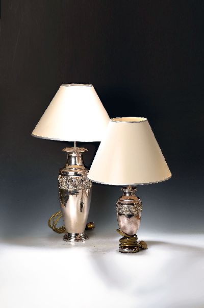 Zwei Tischlampen, wohl Beldray, England, 20.Jh., Vasenkorpus Metall versilbert, Relieffries mit Rosen, je mit Schirm aus Kunststoff, Elektrifizierung ...