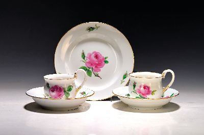 3 Gedecke, Meissen, Pfeiferzeit und später, 1. und 2. Wahl, Dekor rote Rose, Goldrand, Tassen mit Schwanenhenkel, eine Untertasse mit Sprung