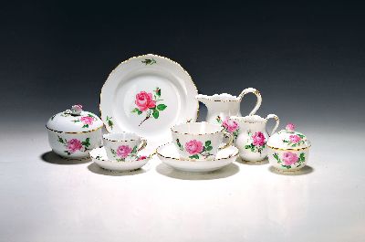 Kaffeeservice, Meissen, 20. Jh., 1. und 2. Wahl, Dekor rote Rose, Goldrand, 5 Tassen mit Untertassen, 6 Kuchenteller, Zuckerdose, Milchkännchen, ...