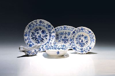 Speiseservice, Meissen, 20. Jh., 1. und 2. Wahl, blaues Zwiebelmuster unter der Glasur, 6 flache Teller, 5 Suppenteller, 6 Vorspeiseteller, 5 Salat- ...