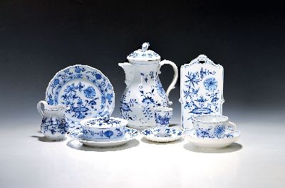 Frühstückservice, Meissen, 20. Jh., blaues Zwiebelmuster unter der Glasur, Kaffeekanne, Zuckerdose, Milchkännchen, 4 Tassen mit 5 Untertassen, 3 ...
