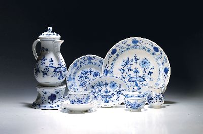 Kaffeeservice, Meissen, 20. Jh., blaues Zwiebelmuster unter der Glasur, 2 Kaffeekannen, ein Stövchen mit Brenner, Zuckerdose, Sahnegießer, 6 Tassen ...