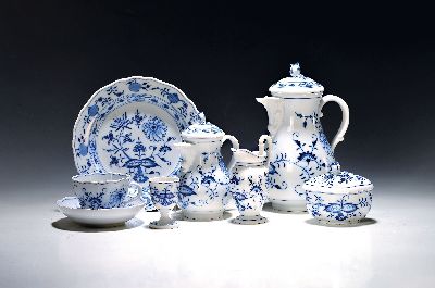 Kaffeeservice mit Zusatzteilen, Meissen, 20. Jh., blaues Zwiebelmuster unter der Glasur, Kaffeekanne, Sahnegießer, Zuckerdose, 6 Tassen mit 8 ...
