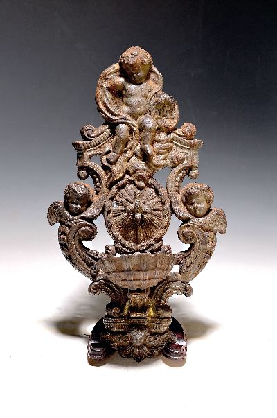 Weihwasserbecken des Historismus, um 1900, Eisen, barockisierende Stilelemente mit Putten, Muschelschale, beschädigt, 33x20 cm