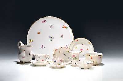 60 Teile Porzellan, Meissen, 20. Jh., Dekor gestreute Blumen, Goldränder, 12 Kaffeegedecke, Zuckerdose (ohne Deckel), große Milchkanne, runde ...