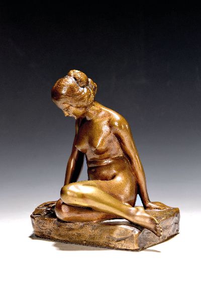 Bronzeskulptur, Otto Berger, Anfang 20.Jh., sitzender weiblicher Akt am Strand, signiert, H. 20 cm