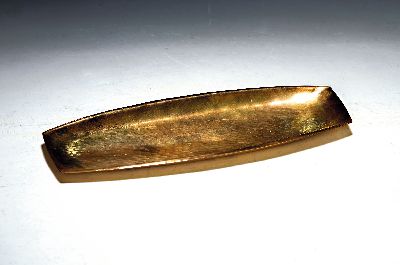 Bauhaus Stiftablage von Hans Przyrembel (1900-1945), Messing poliert, Handarbeit, Hammerschlagdekor, rückseitig gemarkt, H. ca. 1.5cm, L. ca. ...