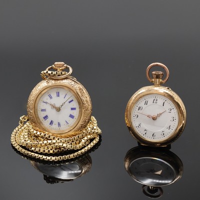 Konvolut: 2 offene Damentaschenuhren in RG 585/000 und eine Kette in GG 585/000, Zylindertaschenuhren Schweiz um 1900, guill./grav. Gehäuse dell., ...