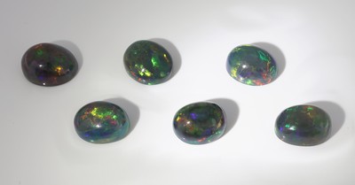 Lot 6 lose Opalcabochons, 27.82 ct, Schwarzopal mit schönem Farbspiel in Grün, Orange und Blau, wohl beh.