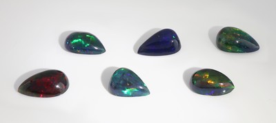 Lot 6 lose Opalcabochons, 18.12 ct, Schwarzopal mit schönem Farbspiel in Grün, Orange und Blau, wohl beh., Tropfen