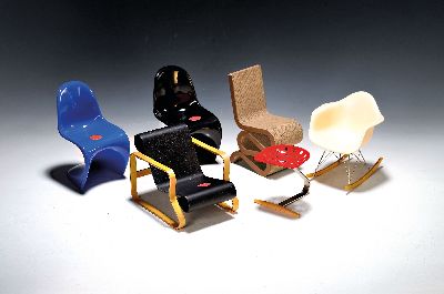 5 Vitra-Miniaturmodelle von Design-Stühlen, Vitra Design Museum Miniatur-Collection, Alvar Aalto Nr. 41 Paimo, 5 x Panton Chair, Entwurf Verner ...