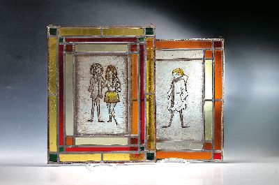 Zwei Bleiverglasungen, 20. Jh., mittig mit figürlicher Bemalung, rauchendes Mädchen und Paar, ca. 41 x 32cm bzw. 45 x 36 cm, l. korrodiert