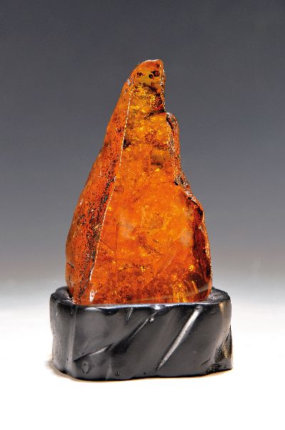Großer Bernstein mit eingeschlossener Krabbe, Pflanzen und Blättern, Bernstein- Front geschliffen, auf passendem Sockel, H. ca. 15 cm, 8 x 7.5 cm, ...