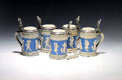 5 Mettlach-Krüge, Villeroy & Boch, Anfang 20. Jh., Feinsteinzeug, num. 171, blaugrundig, reliefierter Dekor, Zinnmontur, H. ca. 16.5 cm, 1x stark ...