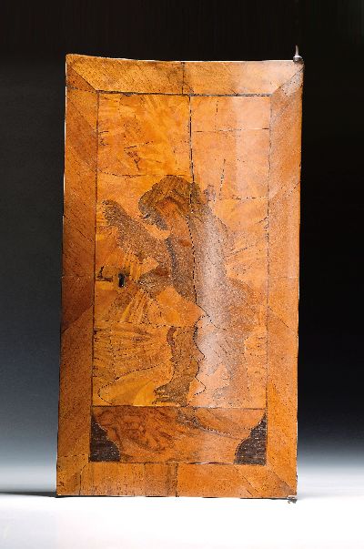 Tür eines Tabernakels, 18 Jh., Nußbaum mit verschiedenen Hölzern intarsiert, Darst. eines heraldischen Löwens, schwundrissig, besch., ca. 68x37 cm