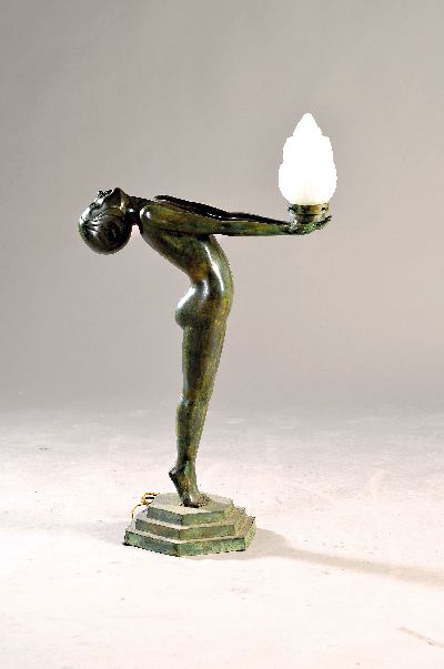 Große Lampe nach dem Vorbild/ im Stile von Max Le Verrier, Modell "Clarté", Metall grün patiniert, H.ca. 93 cm, Lampenschirm in Form ...