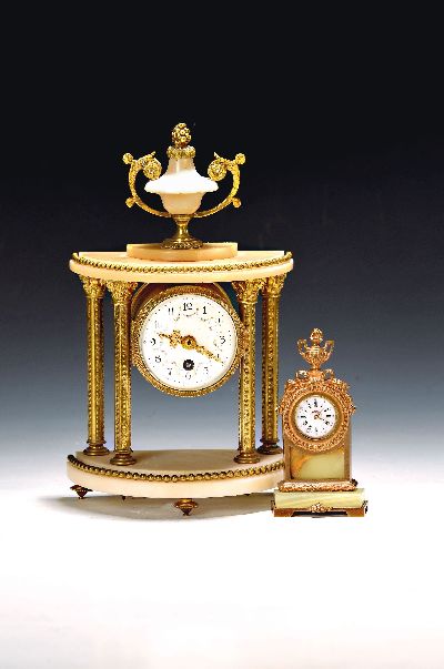 Zwei kl. Uhren Frankreich, um 1900-30, a) Miniatur Portaluhr, mit Zylinderechappement, rundes Messingplatinenwerk, läuft an, Schlüssel fehlt, H. ...