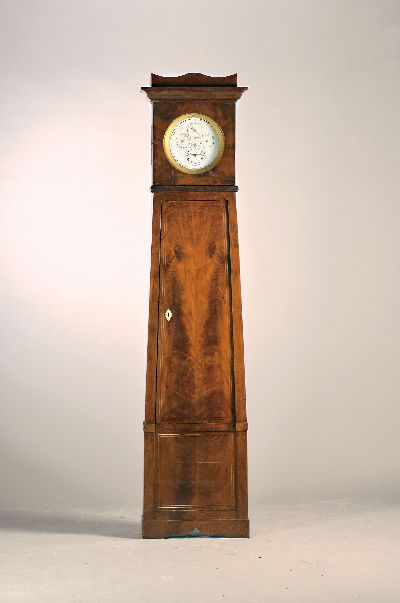 Standuhr mit Kalendarium, Bergisches Land um 1820, zweiteiliges Gehäuse (urspr. sog. "Bergischer Kopf"), Bekrönungsgalerie sek. ...